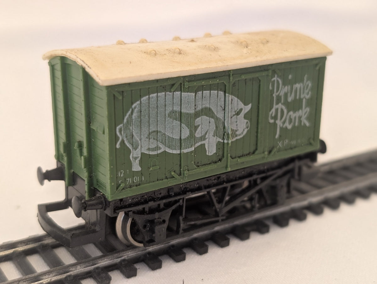Hornby R009 OO Gauge Prime Pork Closed Wagon