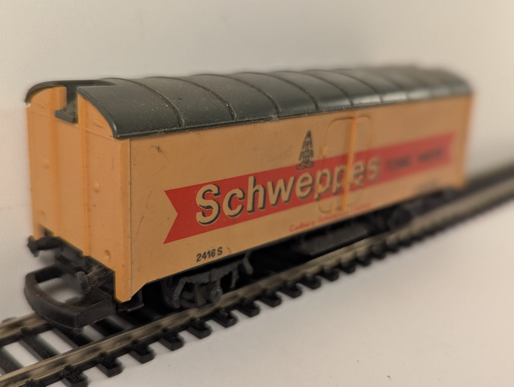 Lima OO Gauge 12 Ton Ventilated Van Goods Wagon 2416 S Schweppes 37-146