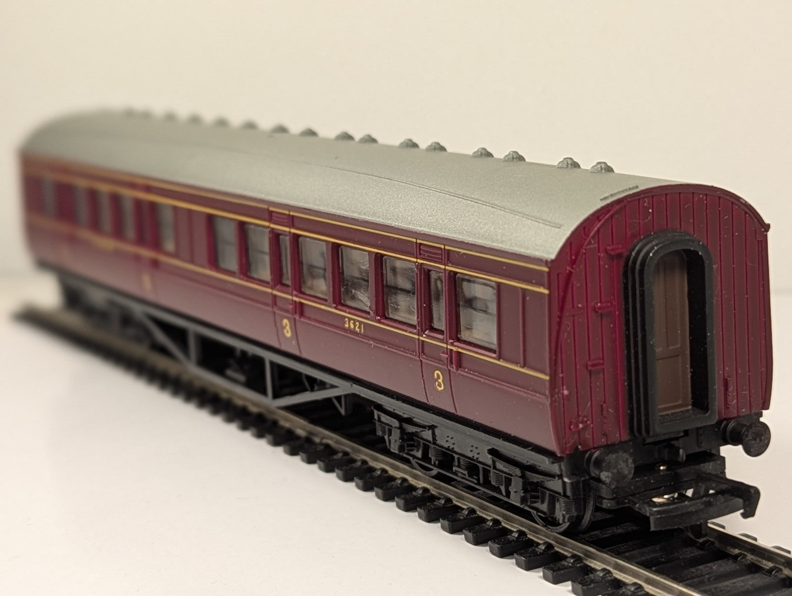 Mainline OO Gauge LMS 57ft Corridor Composite Coach 3621 Maroon