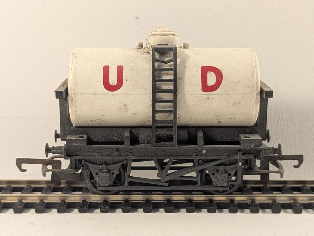 Hornby OO Gauge R080 United Dairies UD Milk Tank Wagon