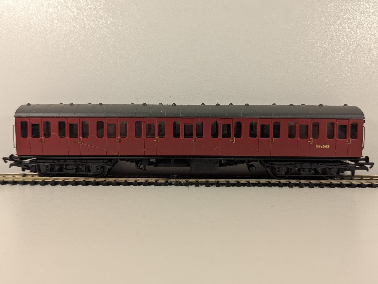 Bachmann OO Gauge 57ft BR Mk1 Suburban Passenger Coach M46083 BR Crimson