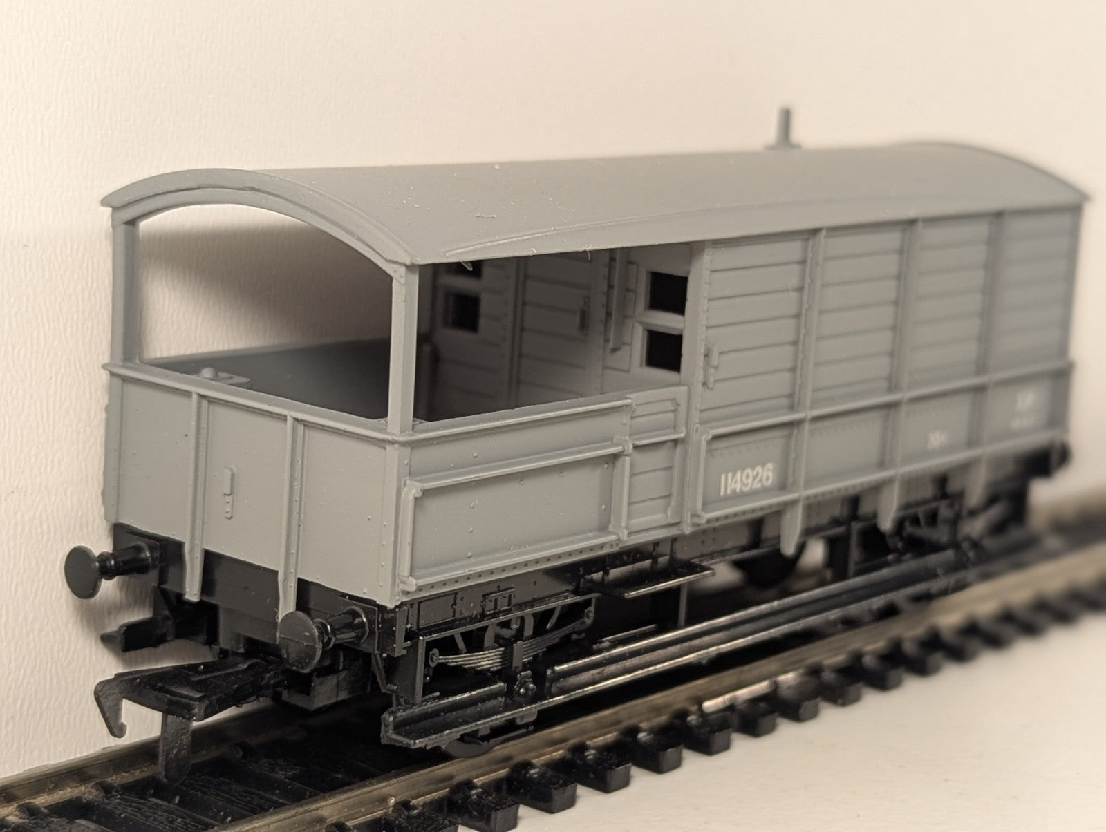 Airfix 54360-6 OO Gauge BR 20 Ton Brake Van No. 114926