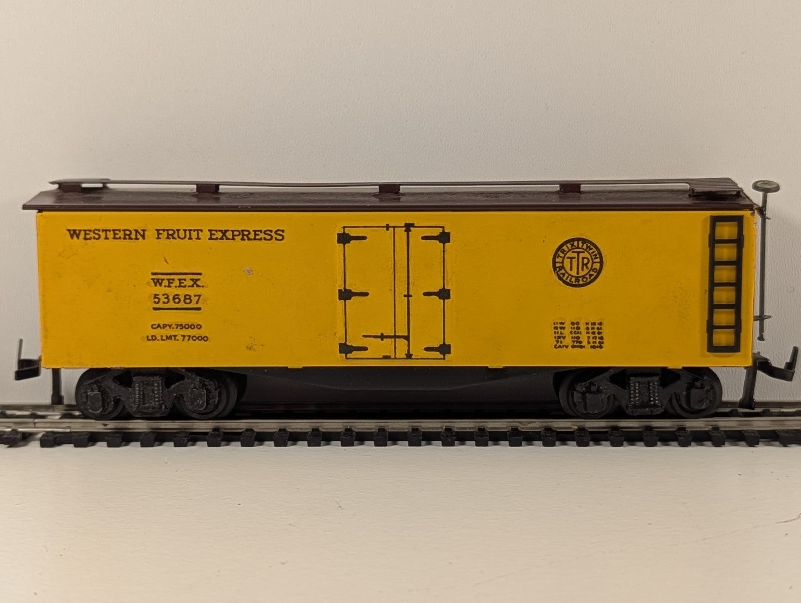 Trix OO Gauge 687 American Fruit Car – WFEX 53687