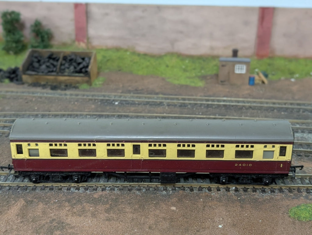 Triang OO R29/221 Maroon & Cream Coach  24010