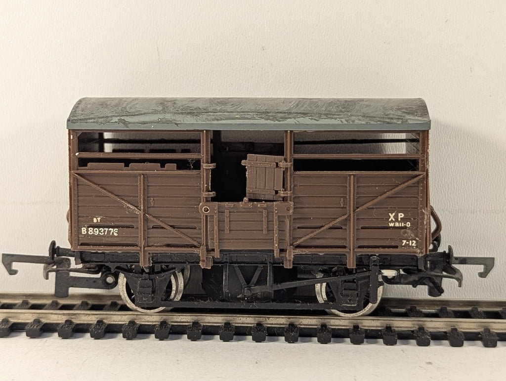 Airfix OO Gauge BR 12T Cattle Wagon B893776 BR Brown 54308