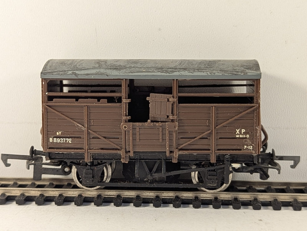 Airfix OO Gauge BR 12T Cattle Wagon B893776 BR Brown 54308