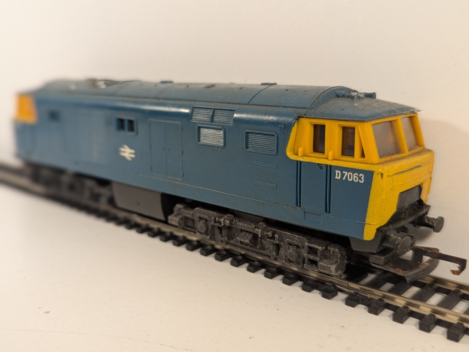 Tri-ang Hornby R758 OO Gauge Class 35 Hymek BR Blue Poor Runner