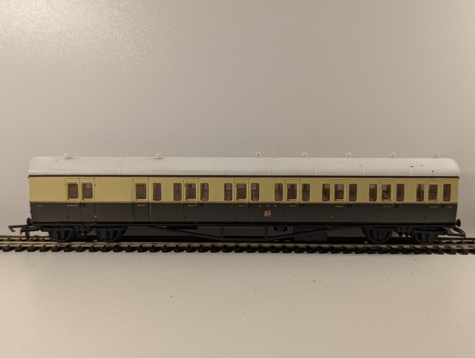 Hornby R4030D OO Gauge GWR Suburban B Composite Brake Coach