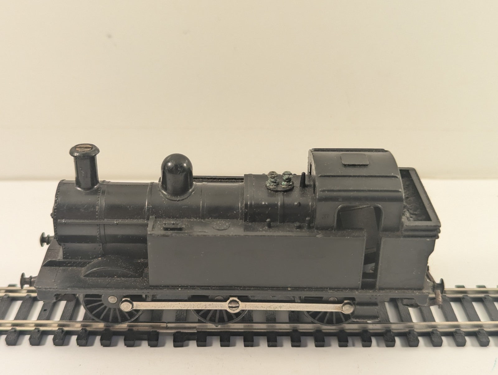Tri-ang OO Gauge Class 3F "Jinty" 0-6-0T Tank Locomotive - Repainted