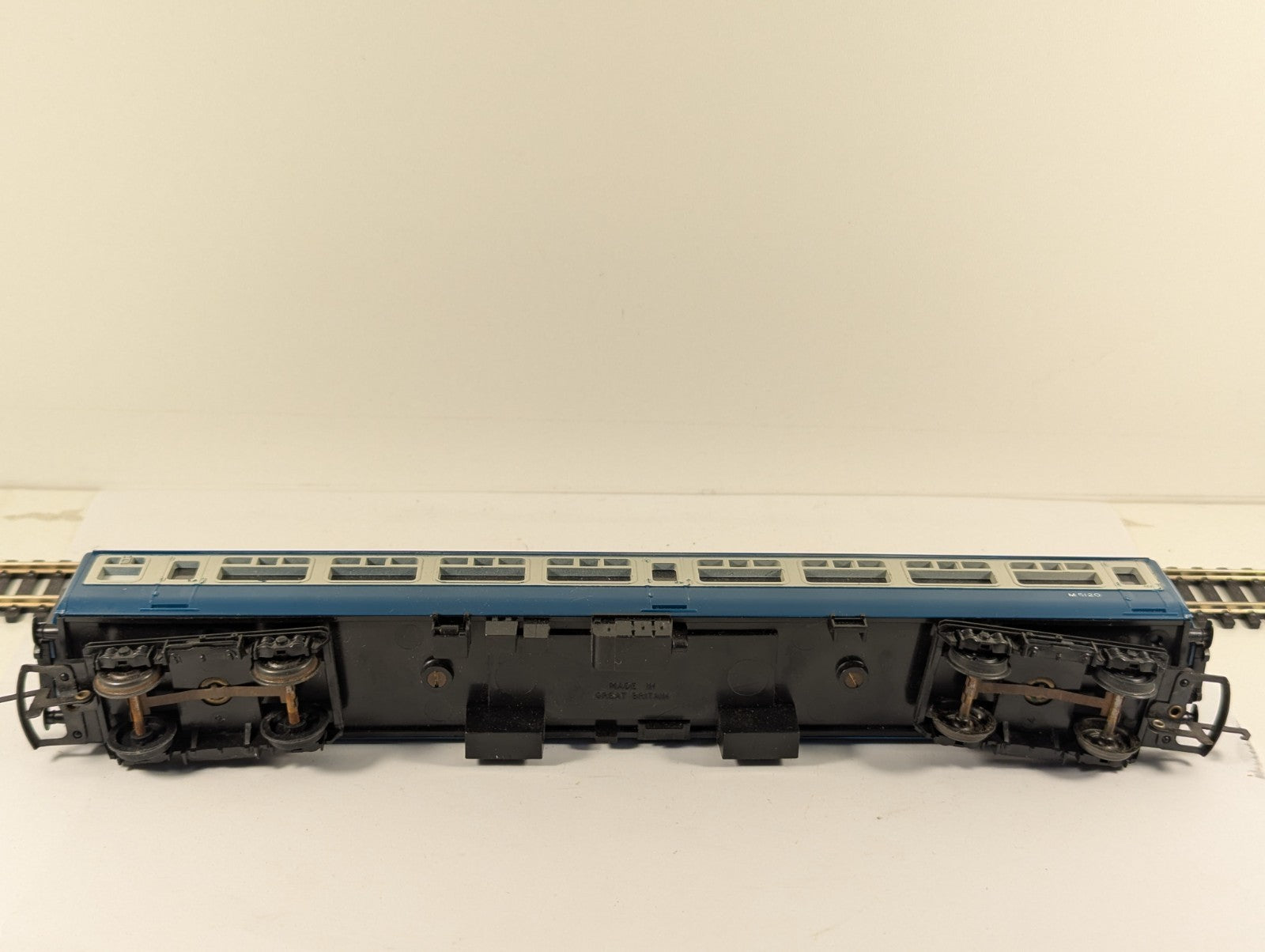 Hornby R895 OO Gauge Intercity Mk2 Tourist 2nd Open