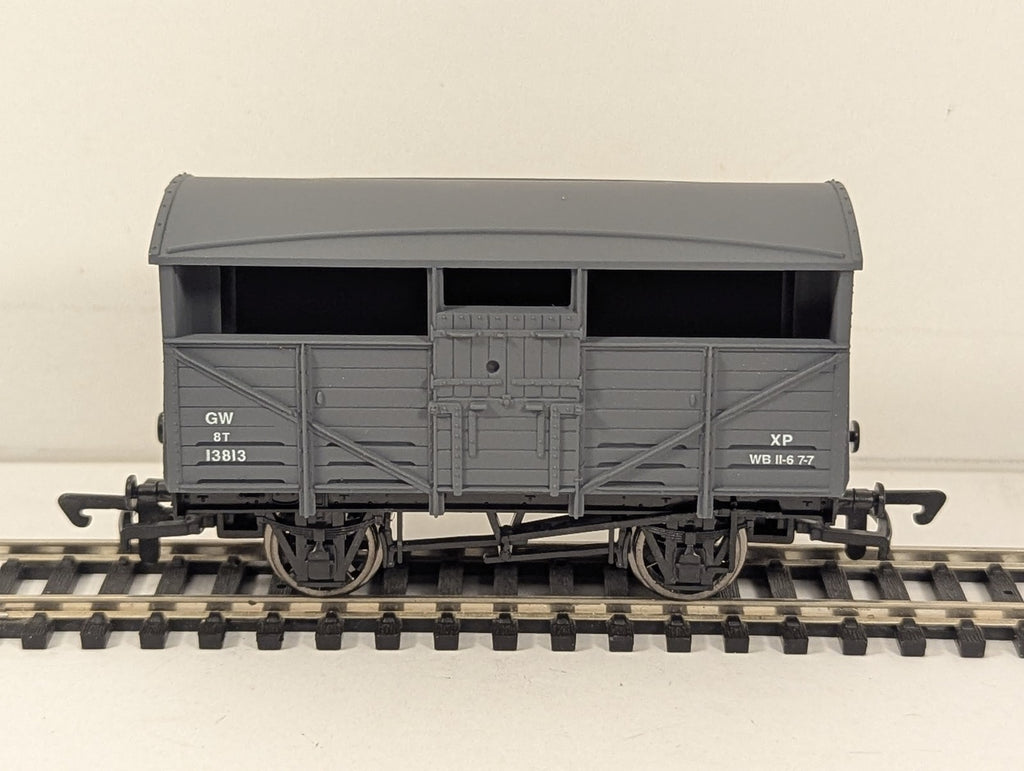 Dapol OO Gauge GWR Cattle Wagon Goods Wagon 13813 GWR Grey B500