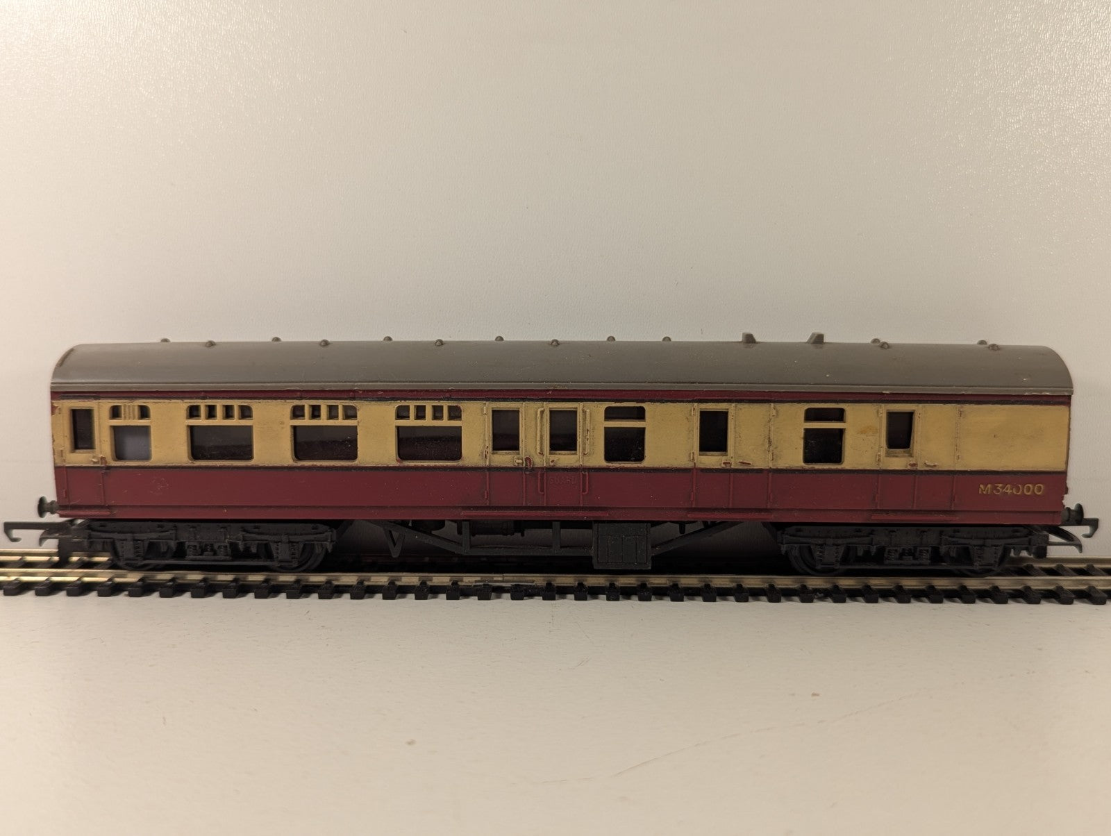 Tri-ang R28 OO Gauge BR Brake Coach Crimson & Cream