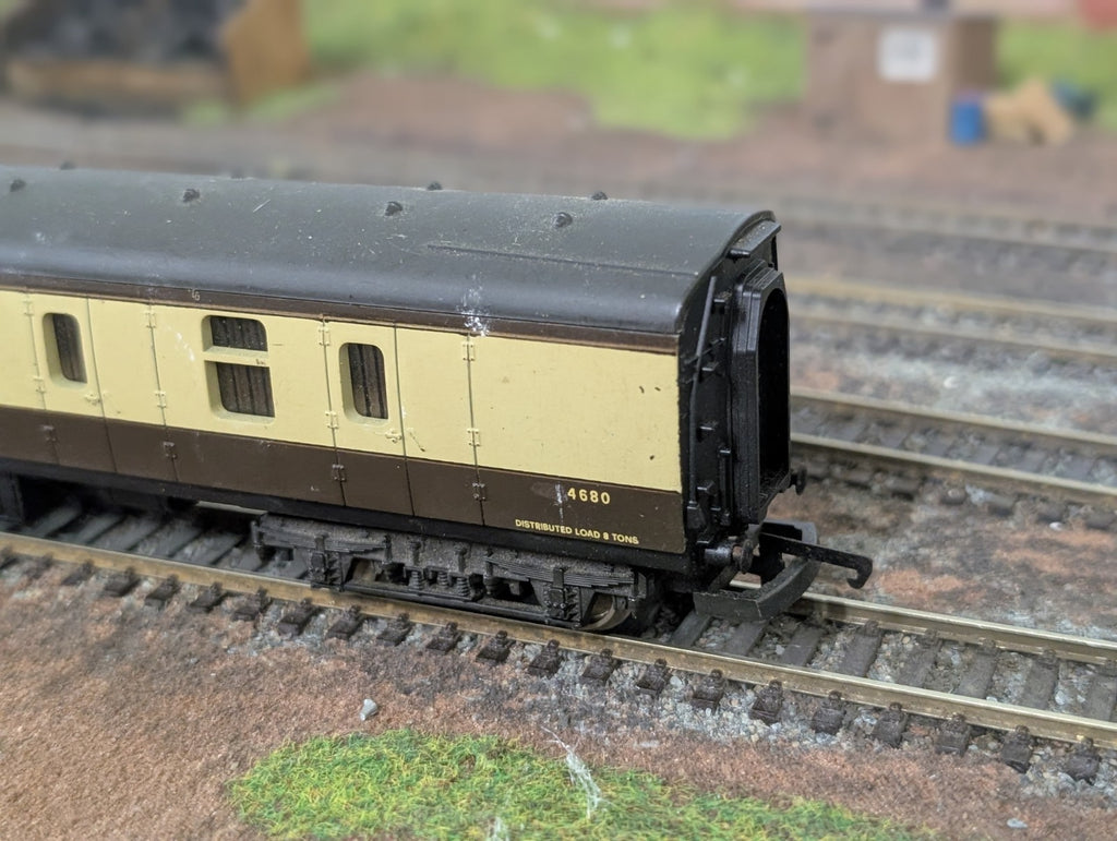 Lima L305345 Mk 1 BG Full Brake in BR chocolate & cream