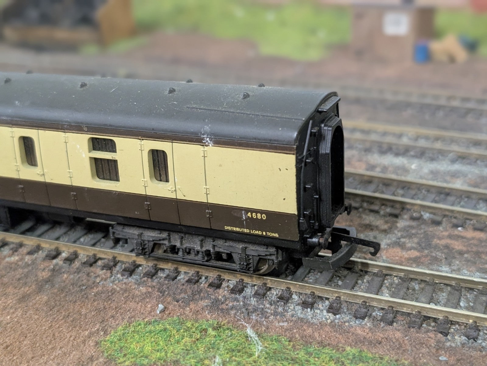 Lima L305345 Mk 1 BG Full Brake in BR chocolate & cream