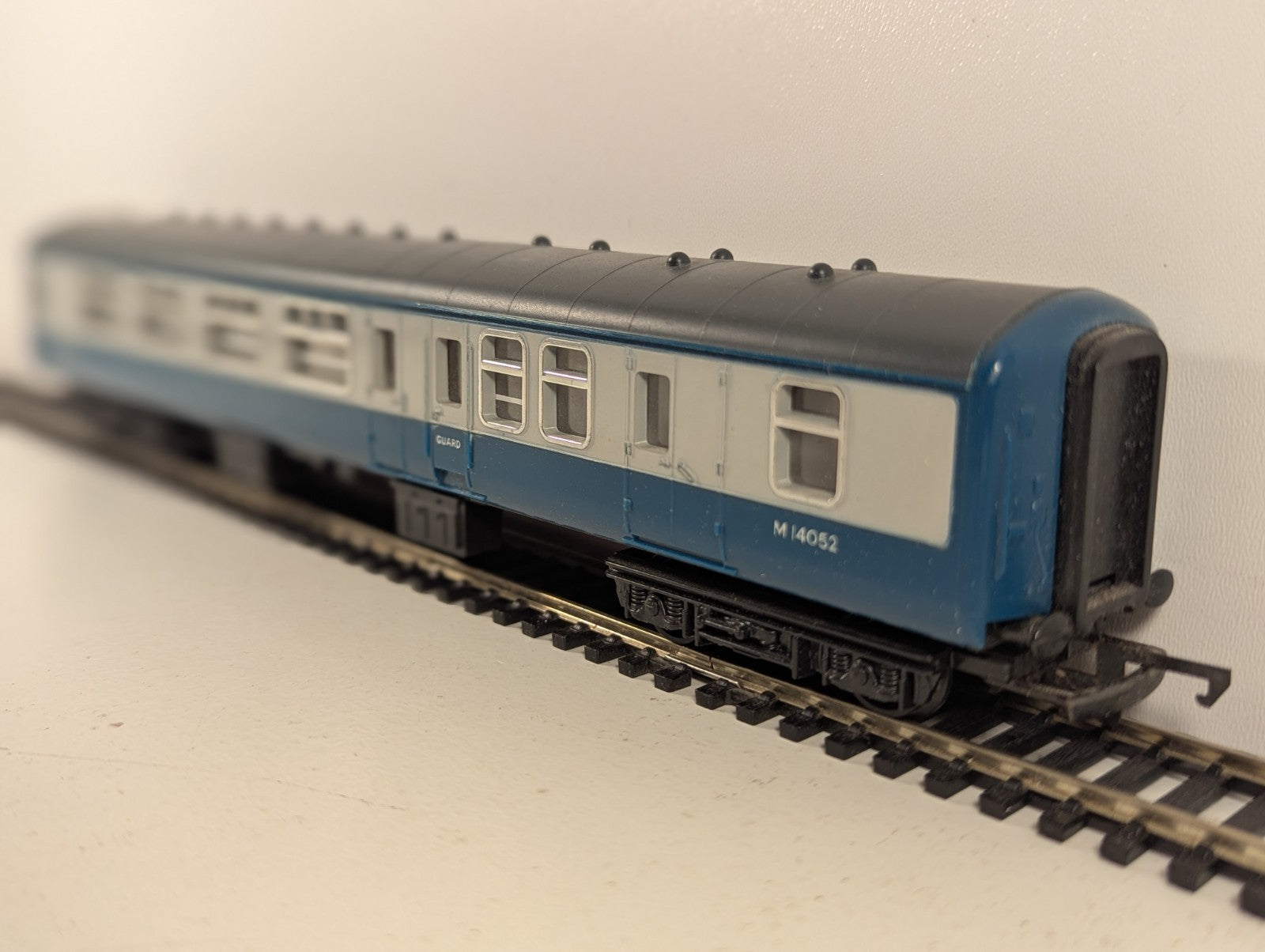 Hornby OO Gauge BR Mk1 BSK Brake Second Corridor Passenger Coach M14052