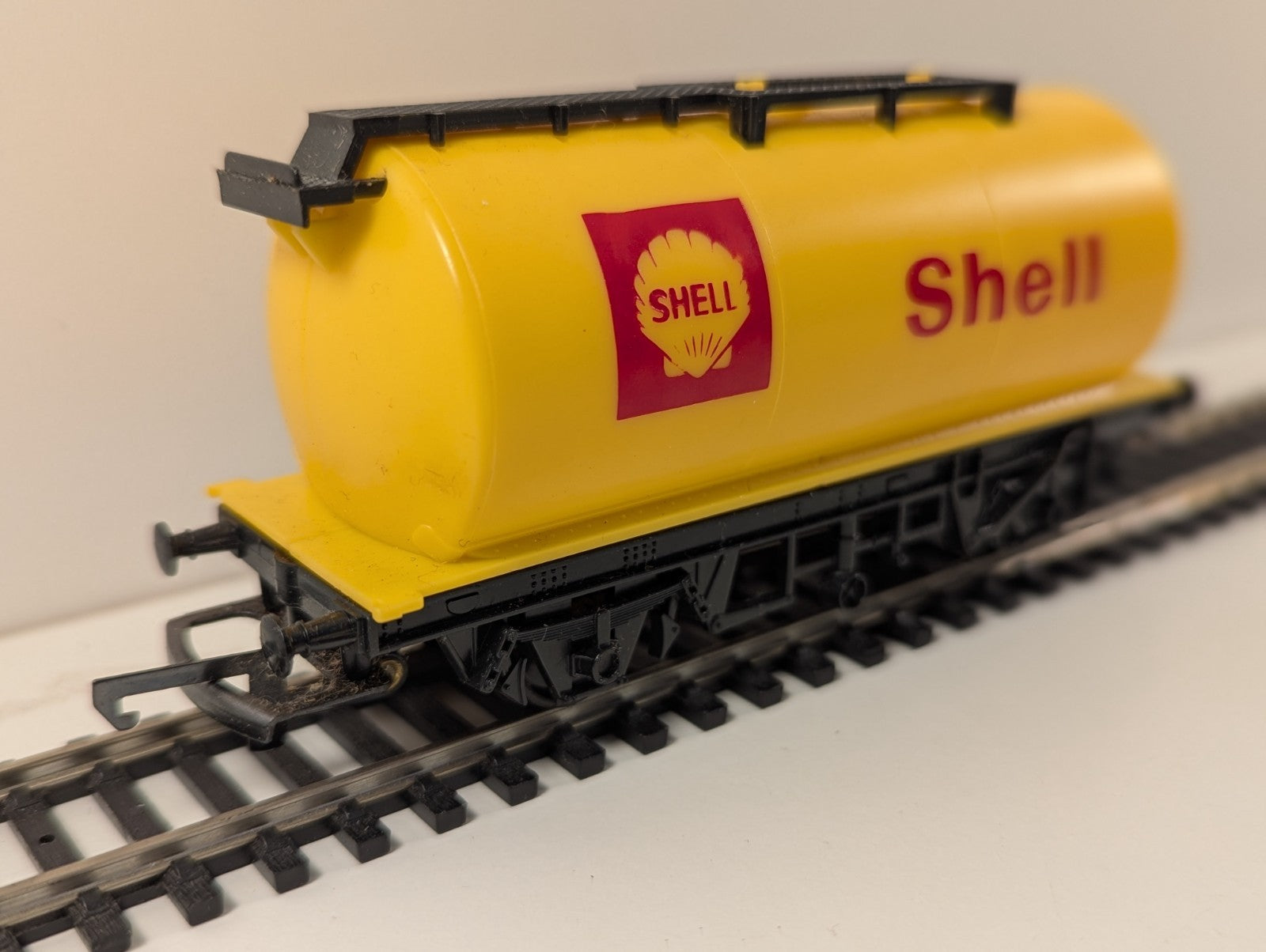 Hornby R227 OO Gauge Shell Tank Wagon – Yellow