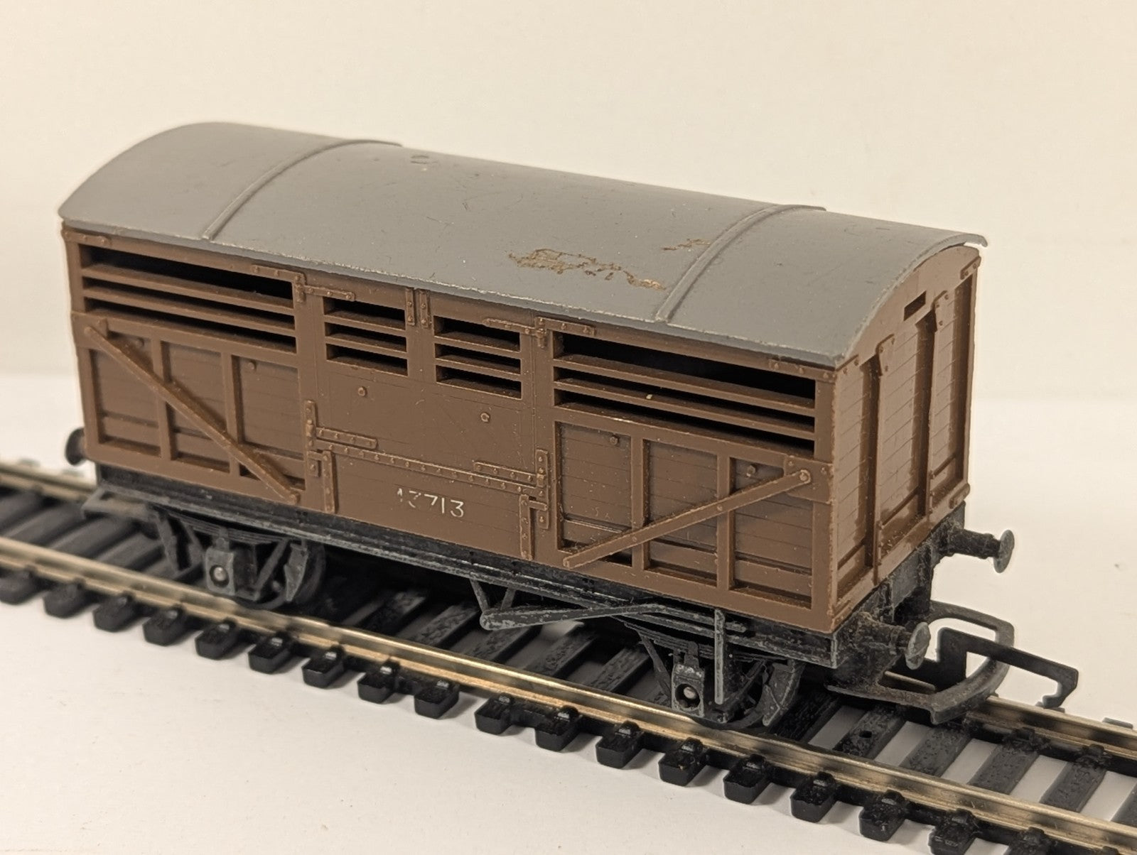Tri-ang OO Gauge R13 Cattle Wagon Brown M3713