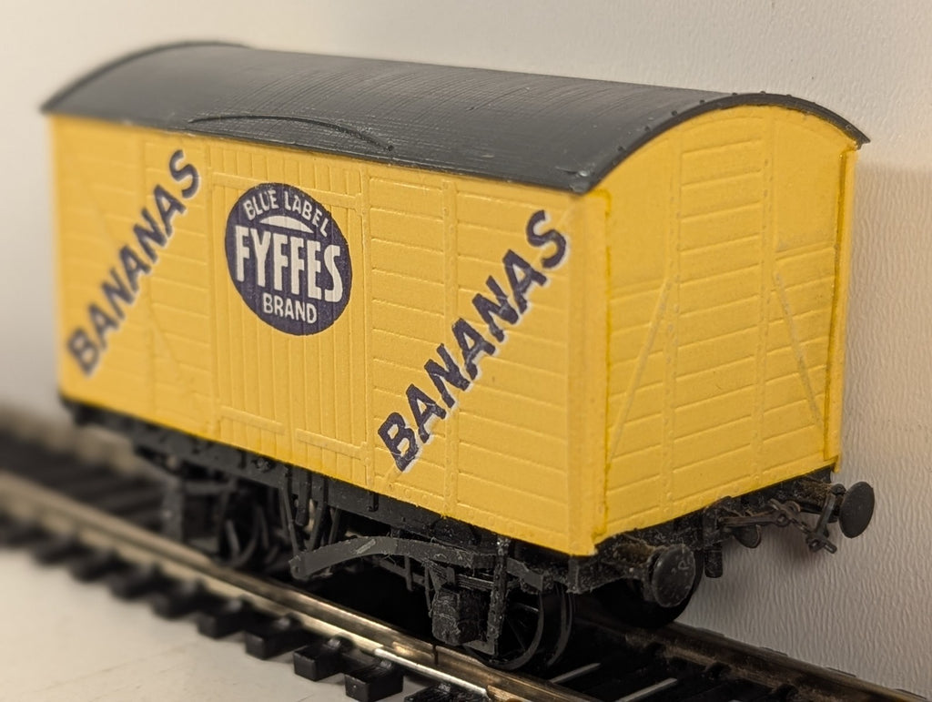 Peco OO Gauge Fyffes Bananas Van - Missing Couplings