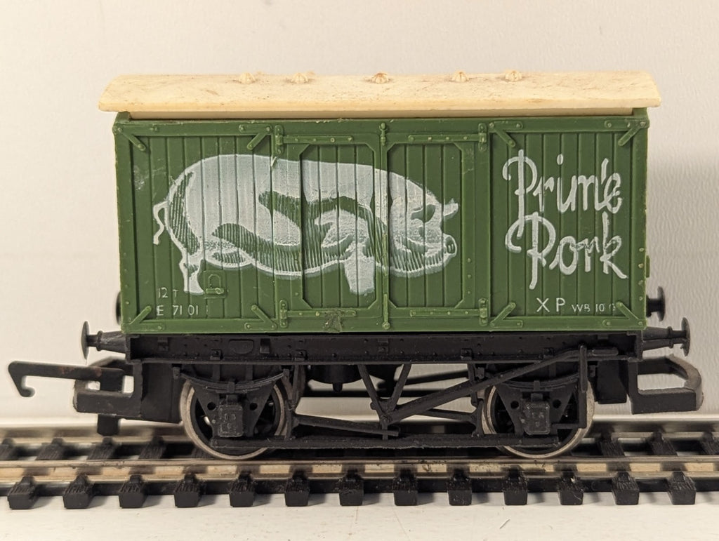 Hornby OO Gauge BR 12 Ton Ventilated Van 'Prime Pork' Goods Wagon