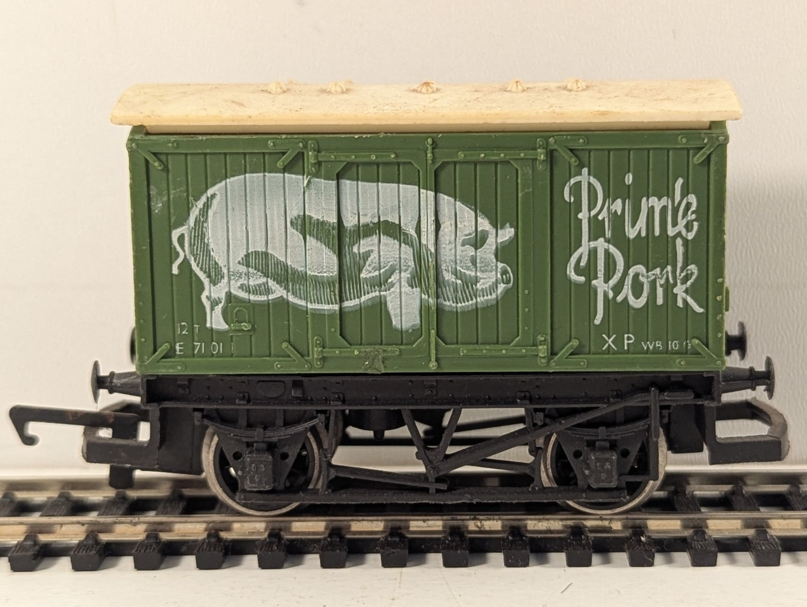 Hornby OO Gauge BR 12 Ton Ventilated Van 'Prime Pork' Goods Wagon