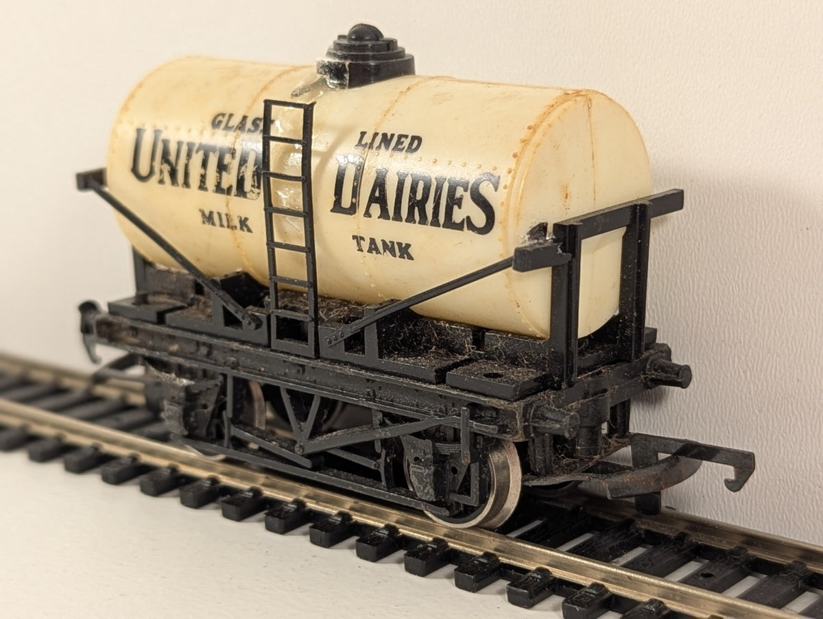 Hornby R007 OO Gauge United Dairies Milk Tanker – Some Damage