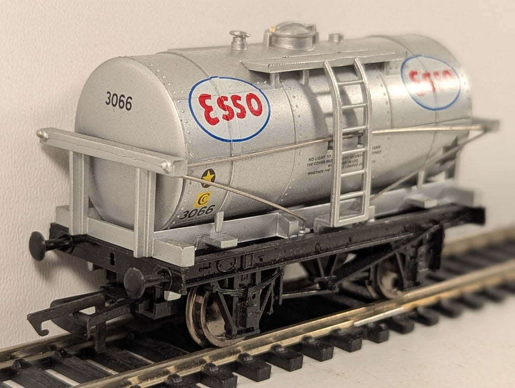 Dapol B134 OO Gauge Silver Esso 12 Ton Tanker Wagon Missing Buffers/Coupling