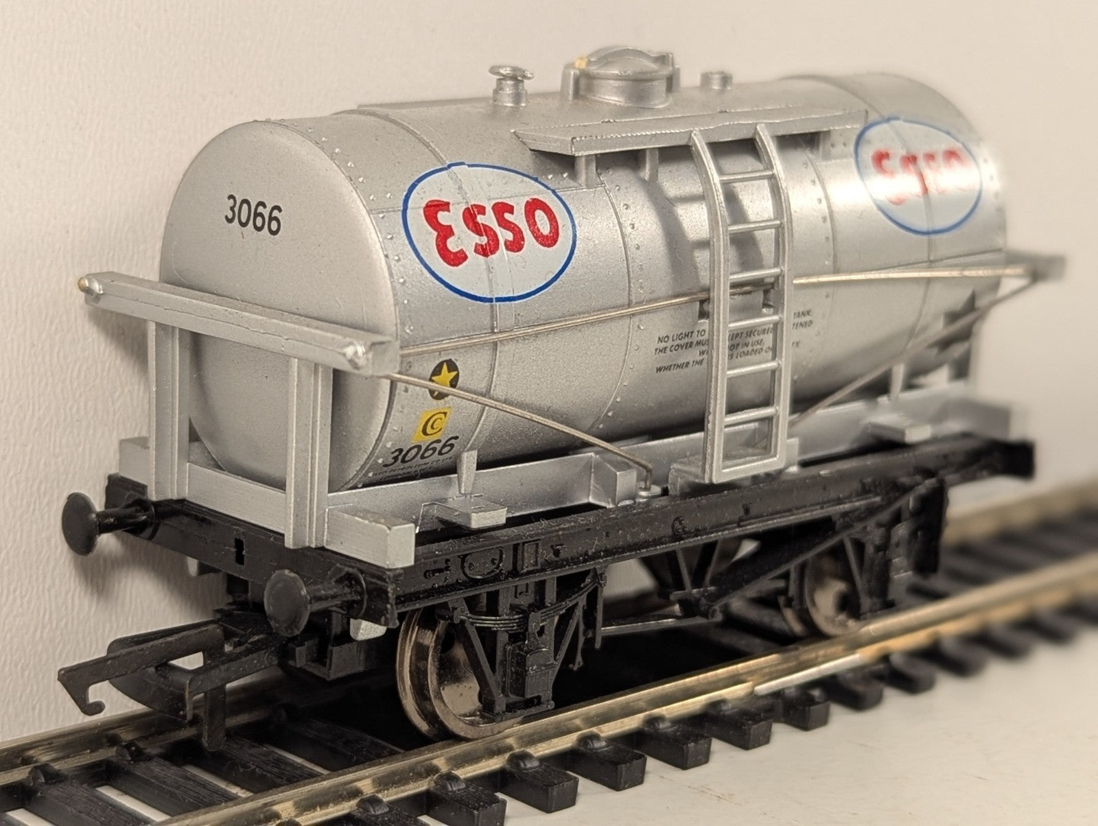 Dapol B134 OO Gauge Silver Esso 12 Ton Tanker Wagon Missing Buffers/Coupling