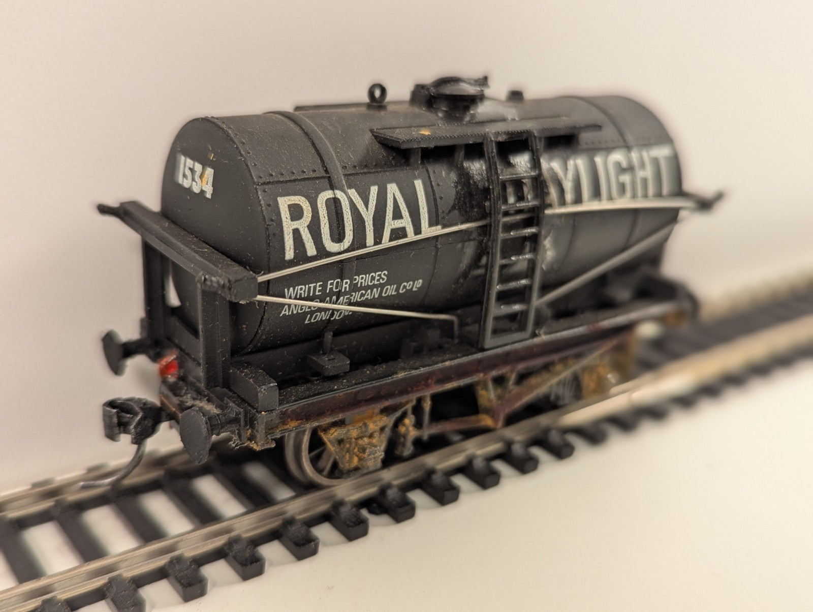Mainline 37-134 Tank Wagon“Royal Daylight Paraffin” Weathered Missing Coupling