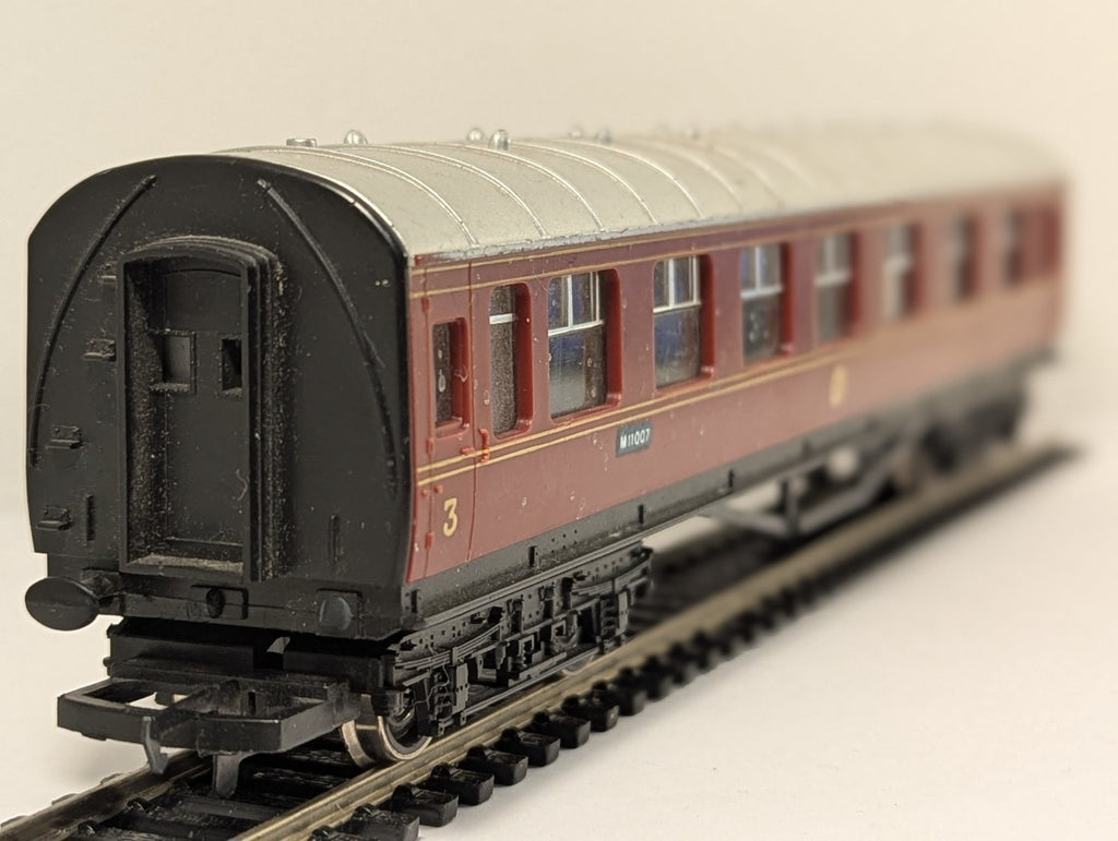 Hornby OO Gauge LMS Maroon Stanier Composite Coach