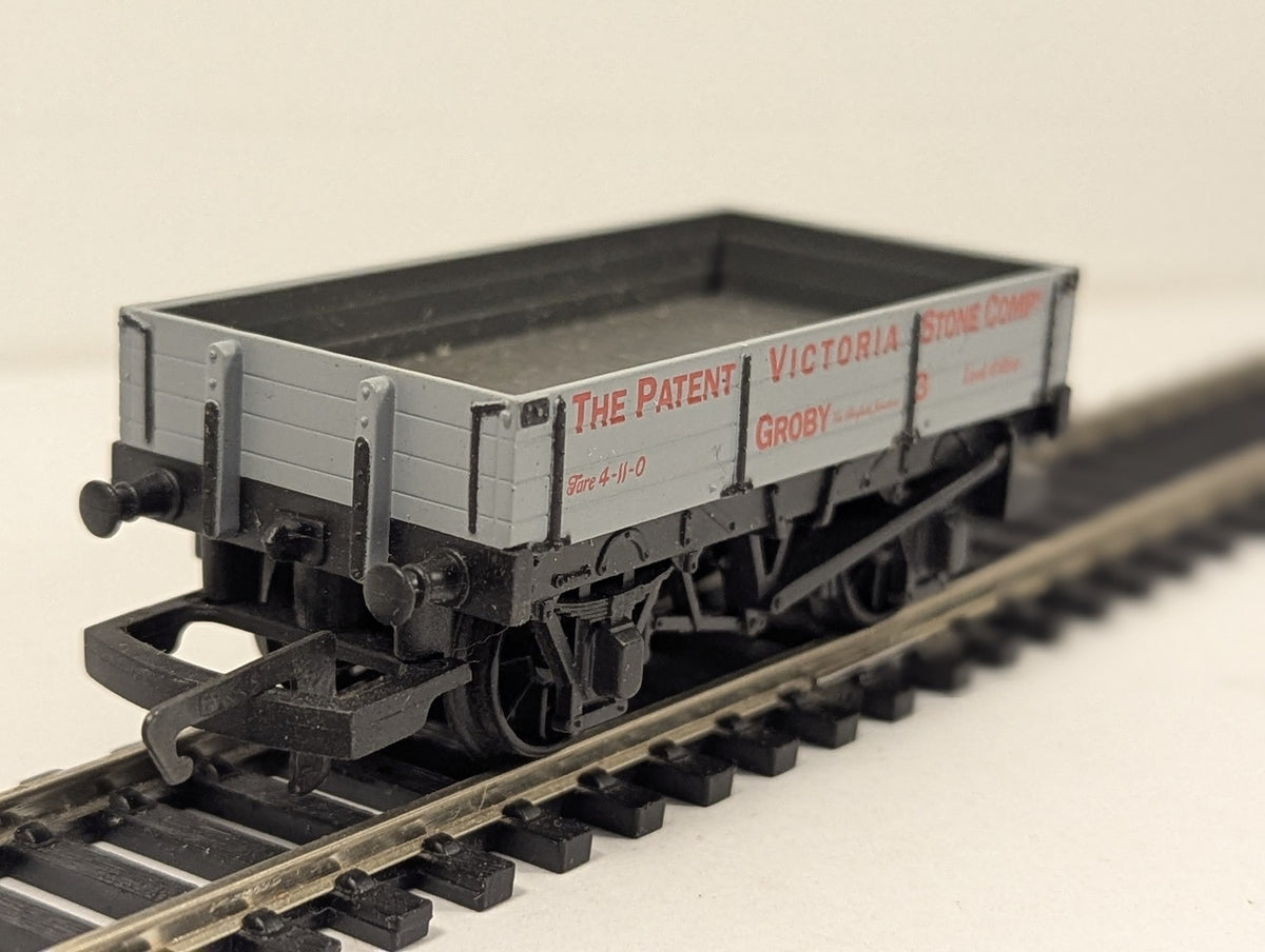 Hornby 37-930 3 Plank Wagon 'The Patent Victoria Stone Co.' finished in Grey liv