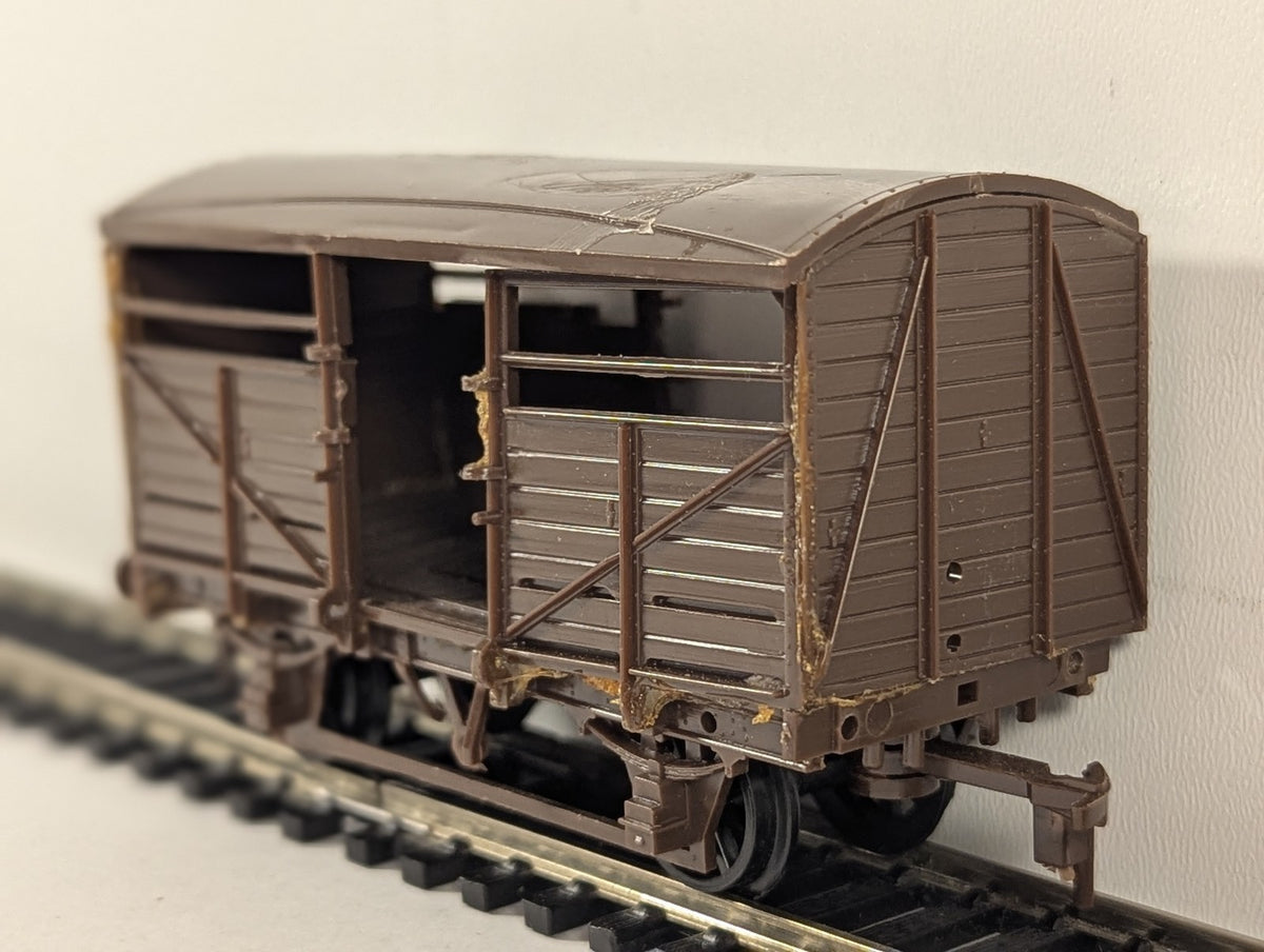 Airfix OO Gauge Cattle Wagon Goods Wagon Brown