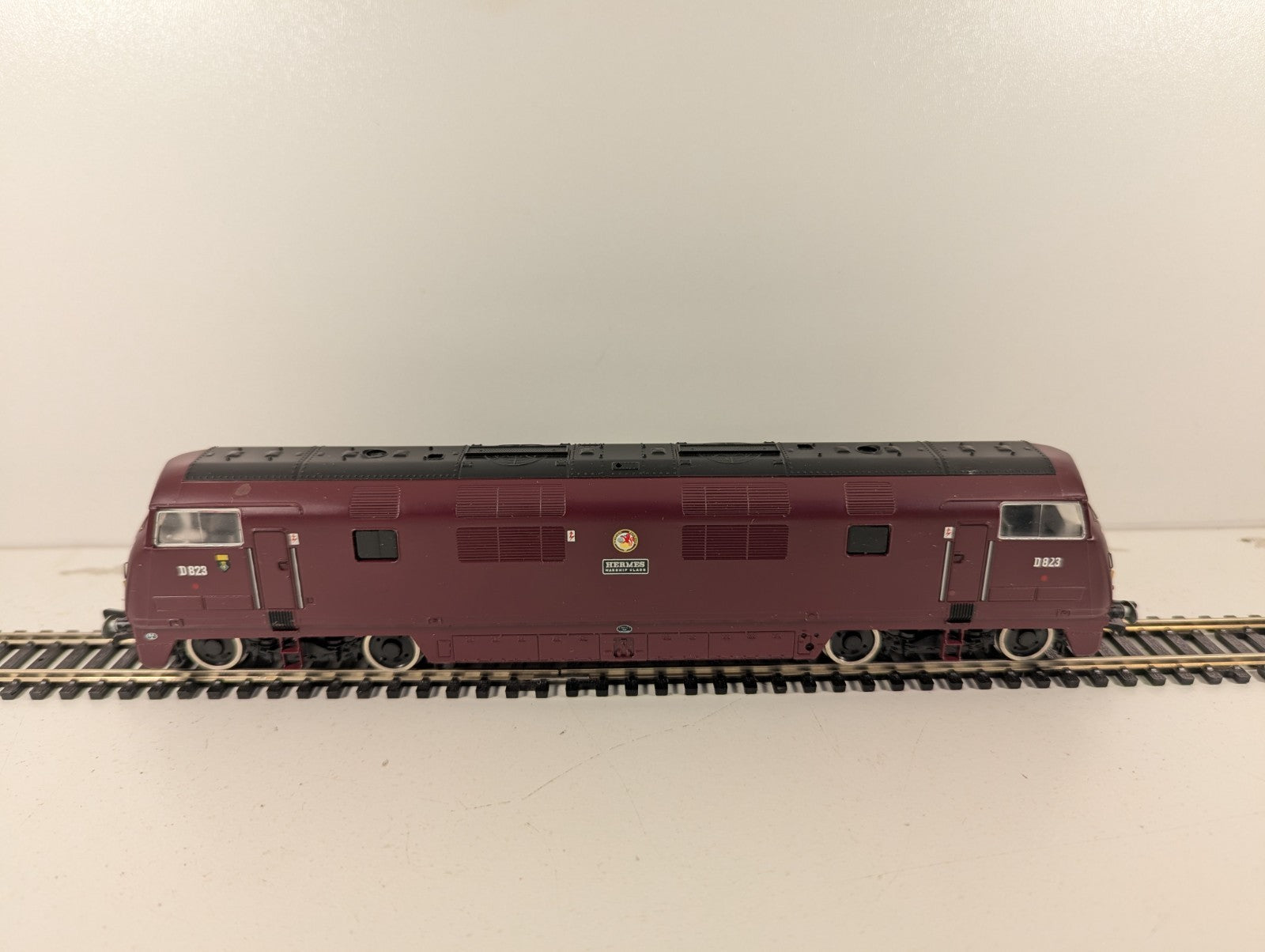 Mainline Railways 37-073 Class 43 “Warship” D823 “Hermes” BR Maroon