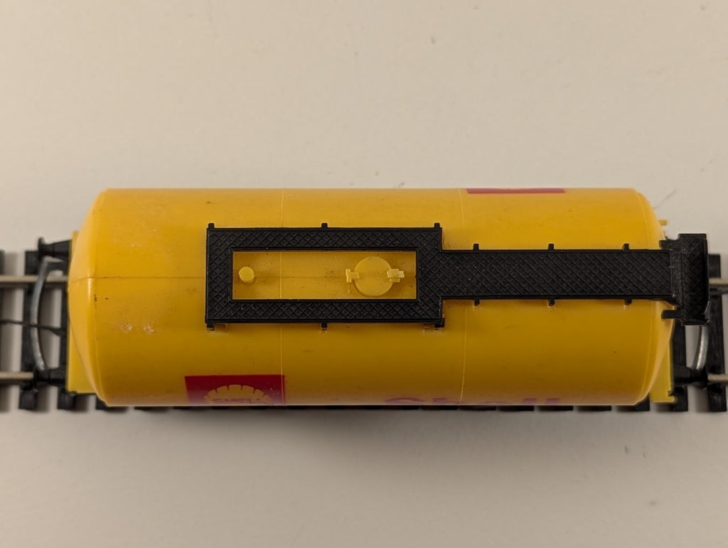 Hornby R227 OO Gauge Shell Tank Wagon