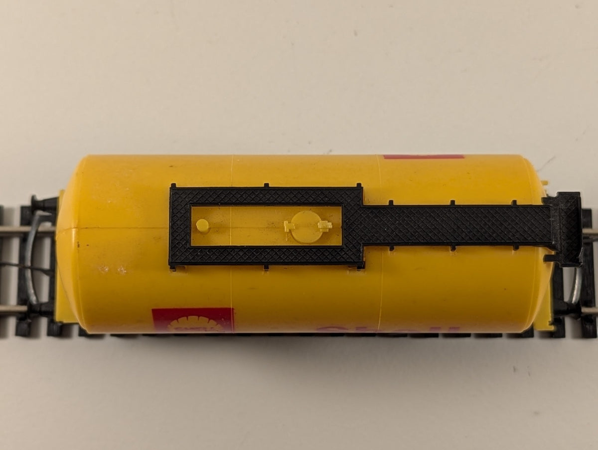 Hornby R227 OO Gauge Shell Tank Wagon