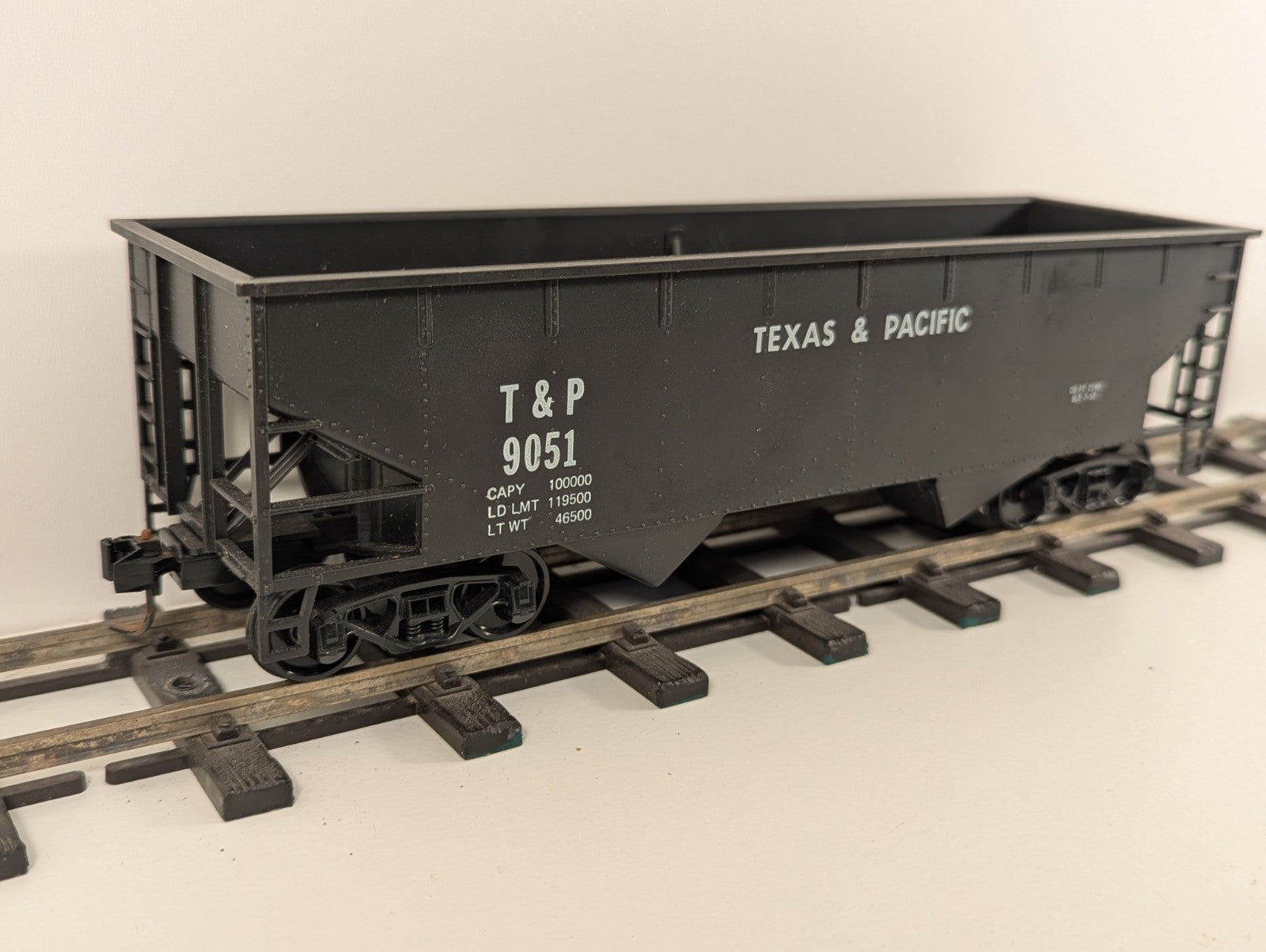 AHM Texas & Pacific (T&P) 2-Bay Hopper Car – No. 9051 – O Gauge