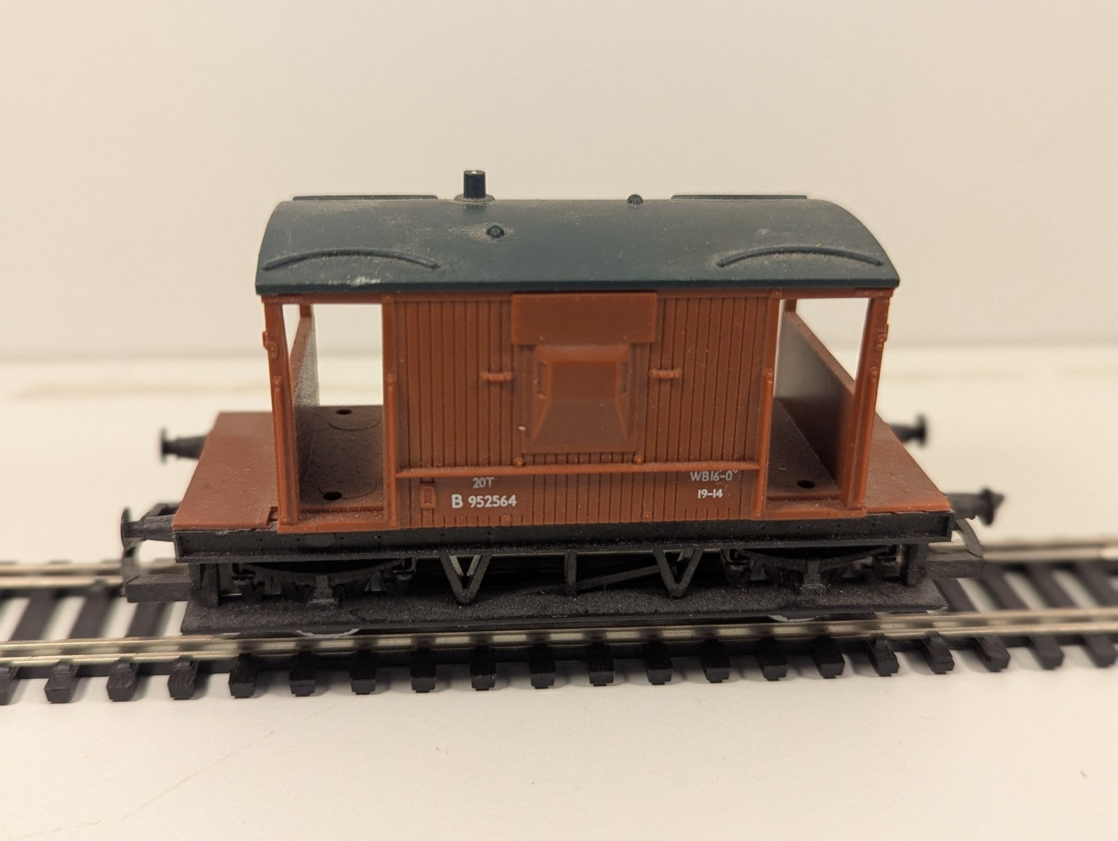 Hornby British Railways (BR) 20-Ton Brake Van – B952564