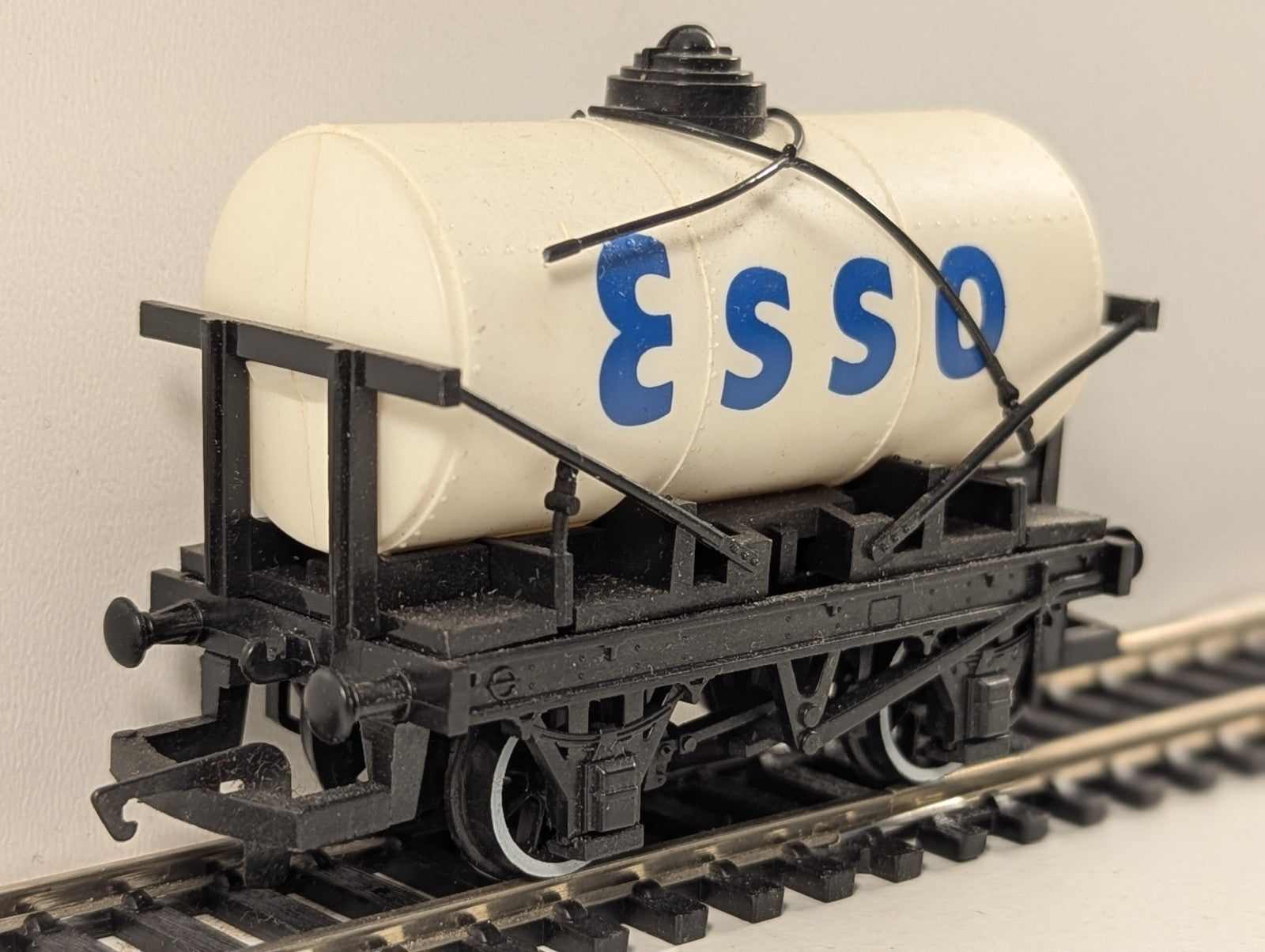 Hornby R96 OO Gauge White Esso Tanker