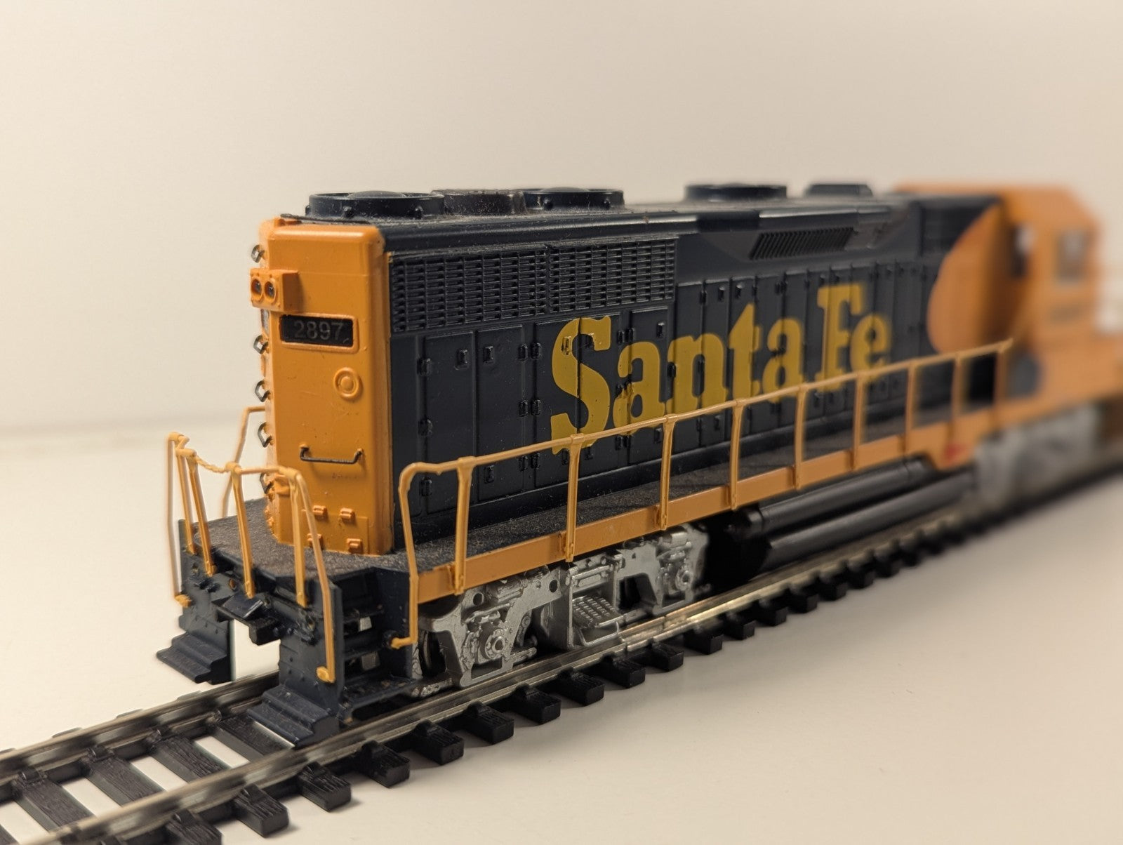 Bachmann HO Scale EMD GP35 Diesel Locomotive – Santa Fe “War Bonnet” Livery