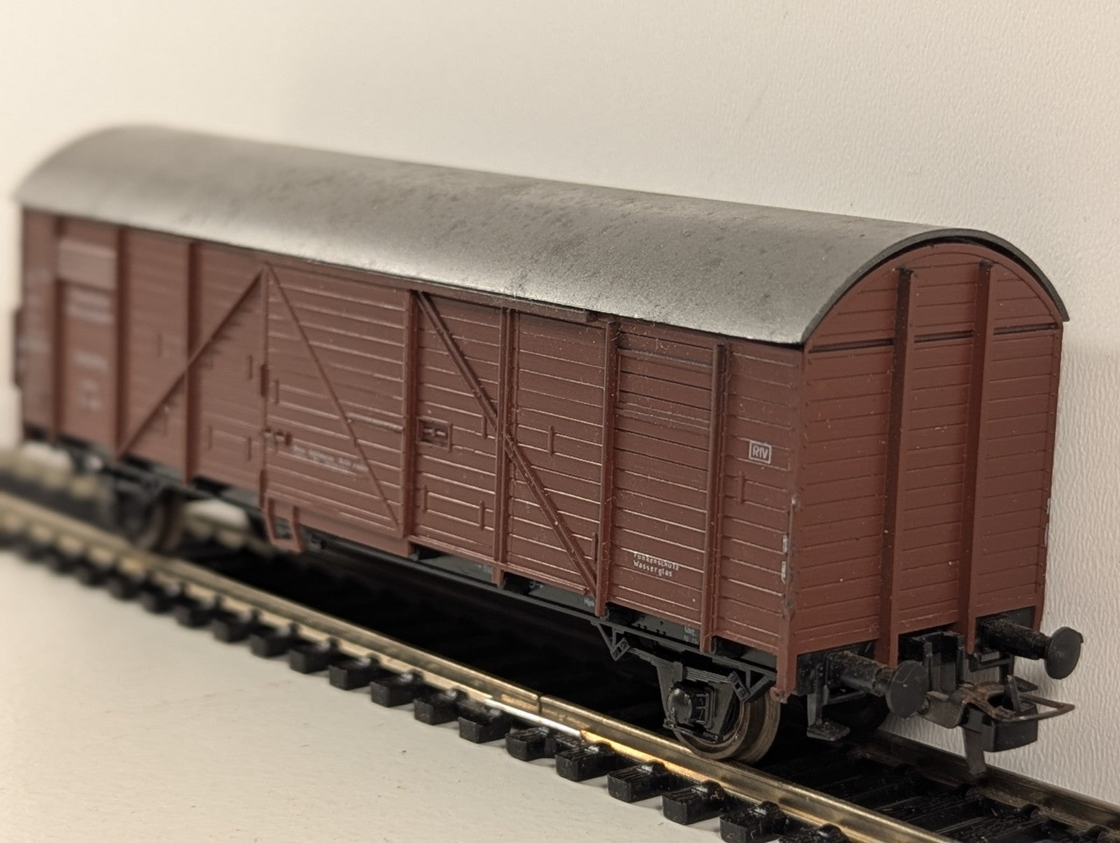 Roco Deutsche Bundesbahn Covered Goods Wagon Brown