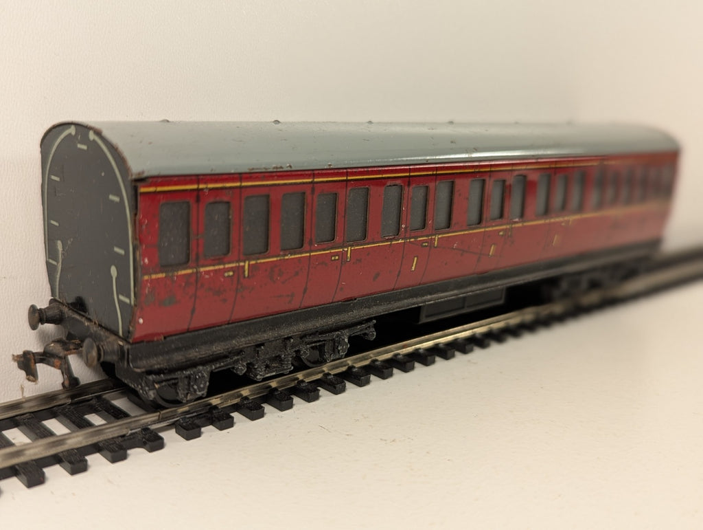 Hornby Dublo OO Gauge Tinplate Suburban Coach 1st Class Compartments