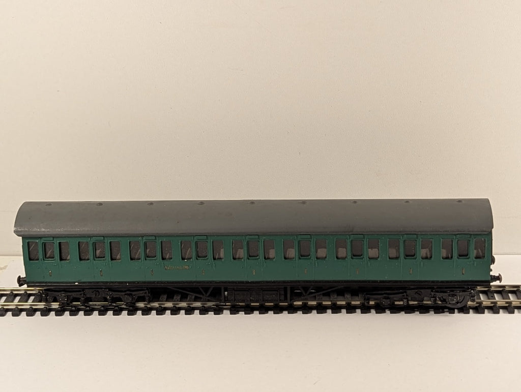 Graham Farish OO Gauge Southern Railway Suburban Coach Green - Missing Coupling