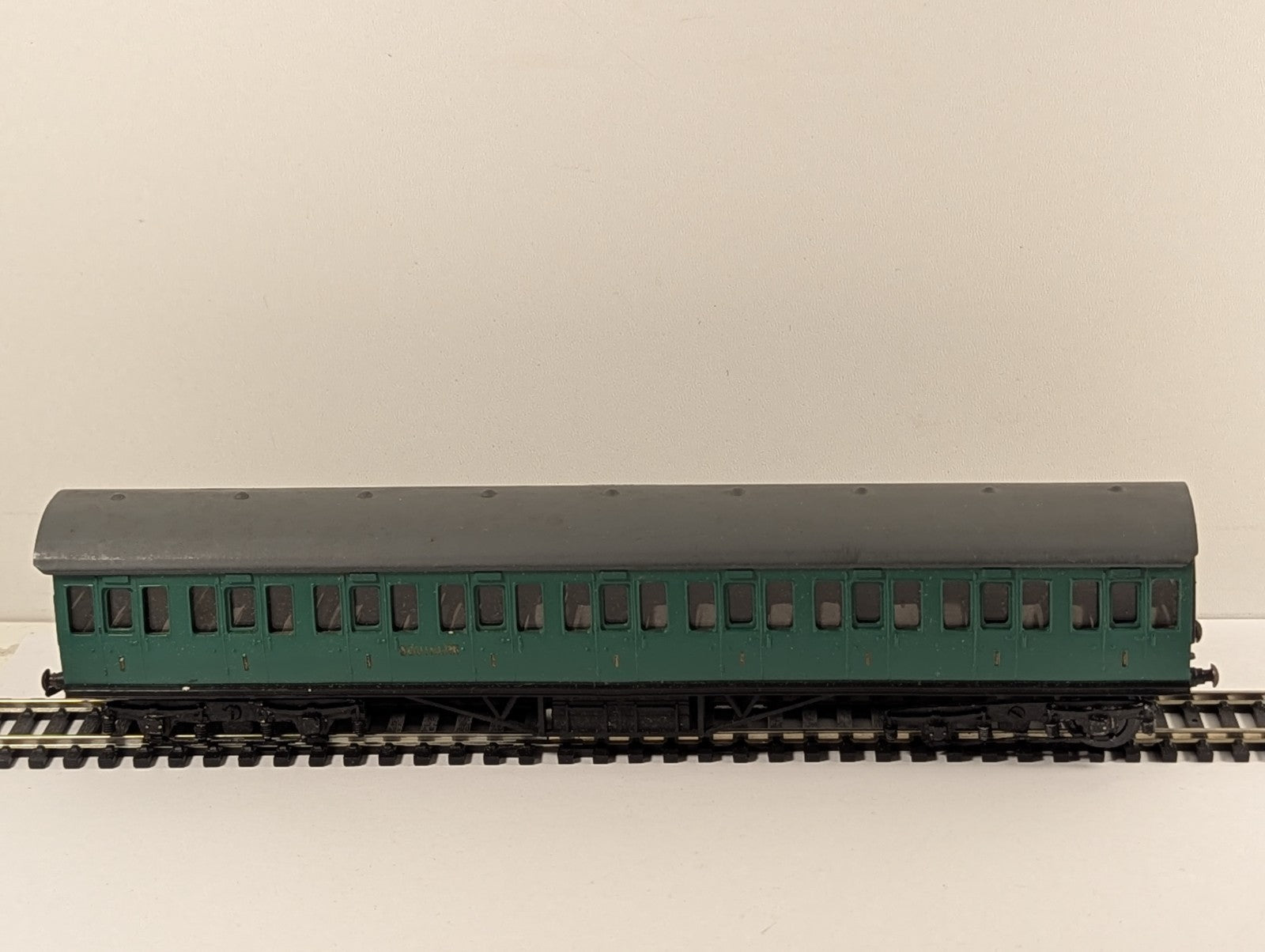Graham Farish OO Gauge Southern Railway Suburban Coach Green - Missing Coupling