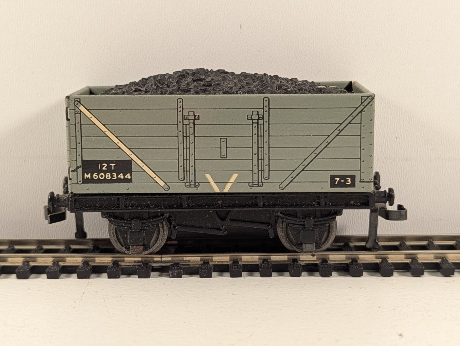 Hornby Dublo 32030 OO Gauge BR Grey D2 High-Sided Coal Wagon with Coal Load