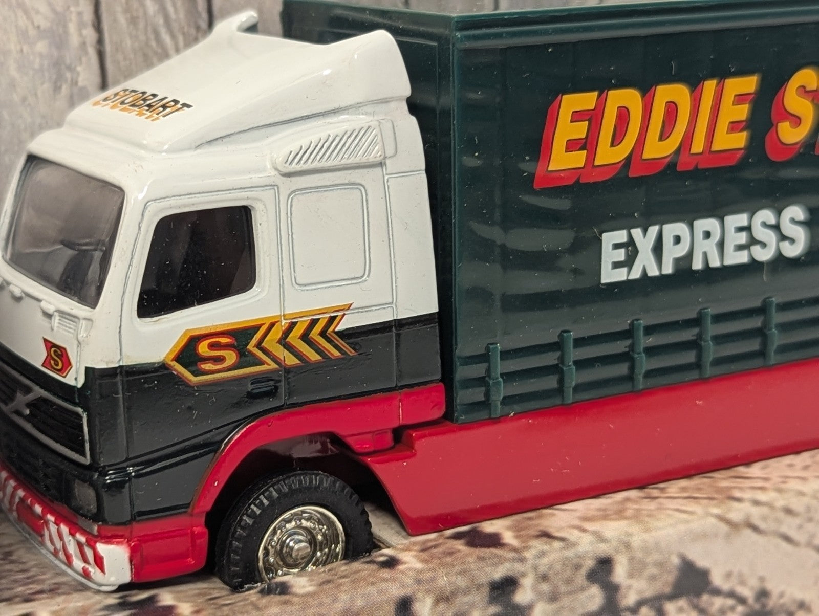 Corgi 59516 Eddie Stobart Volvo Short Wheelbase Lorry with Close Couple Trailer
