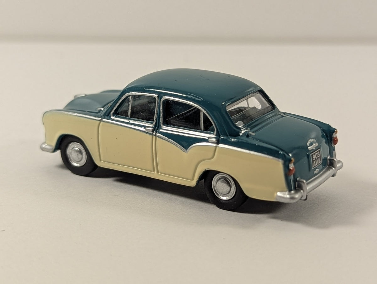 Oxford Diecast 1:76 scale / OO gauge Morris Oxford Series III Saloon