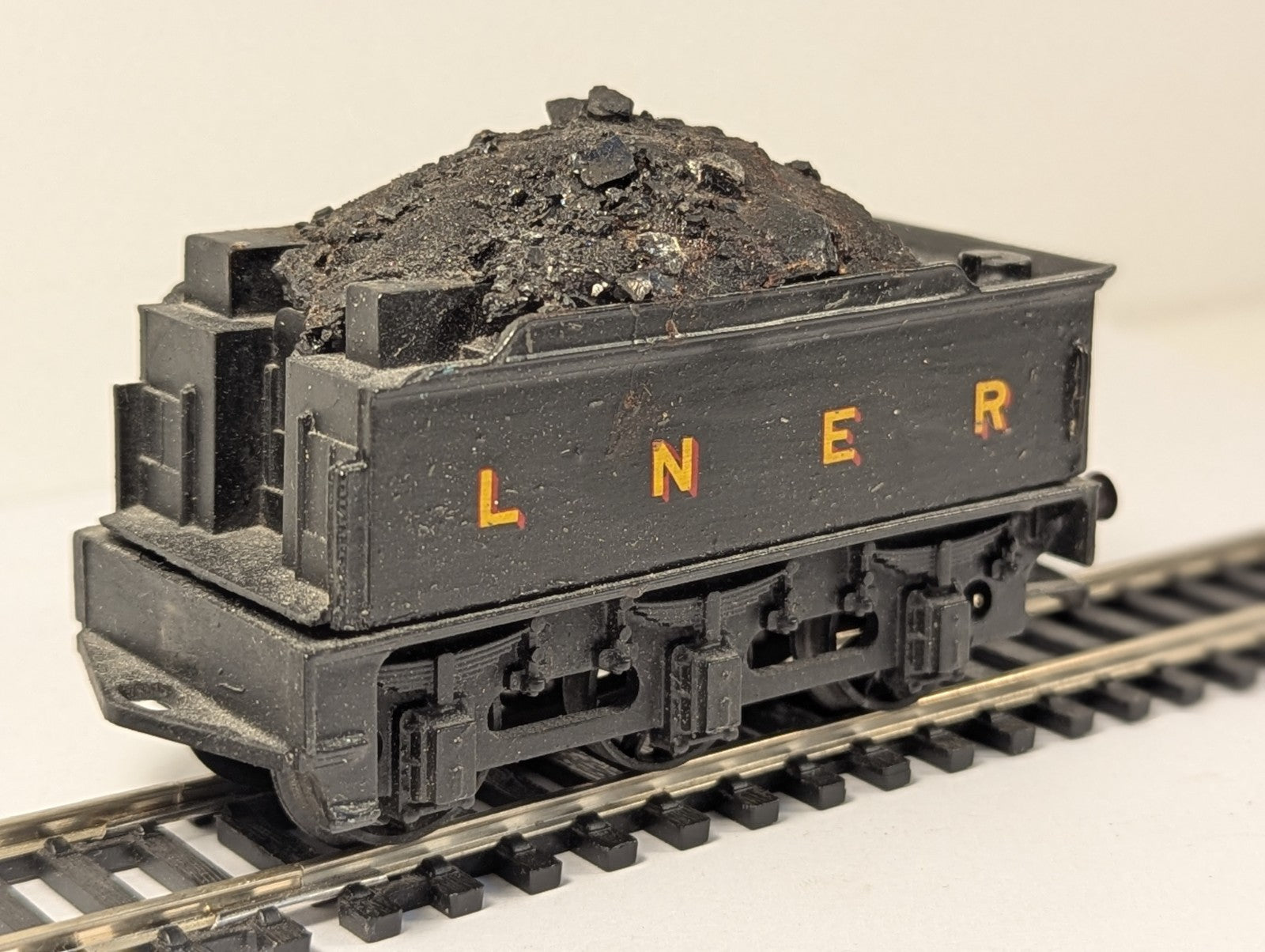 Mainline Class 2P 4-4-0 Steam Locomotive 40568 BR Black OO Gauge