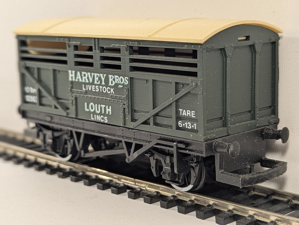 Hornby OO Gauge Harvey Bros Livestock Van Goods Wagon 12563 R.010