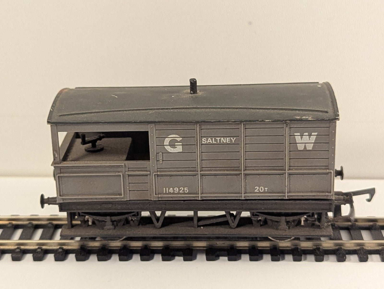 Hornby R107 OO Gauge GWR 20t Toad Brake Van Saltney 114925