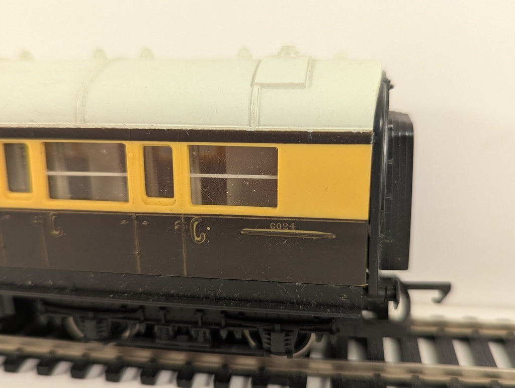 Hornby R456 OO Gauge GWR Composite Coach 6024 – Chocolate & Cream