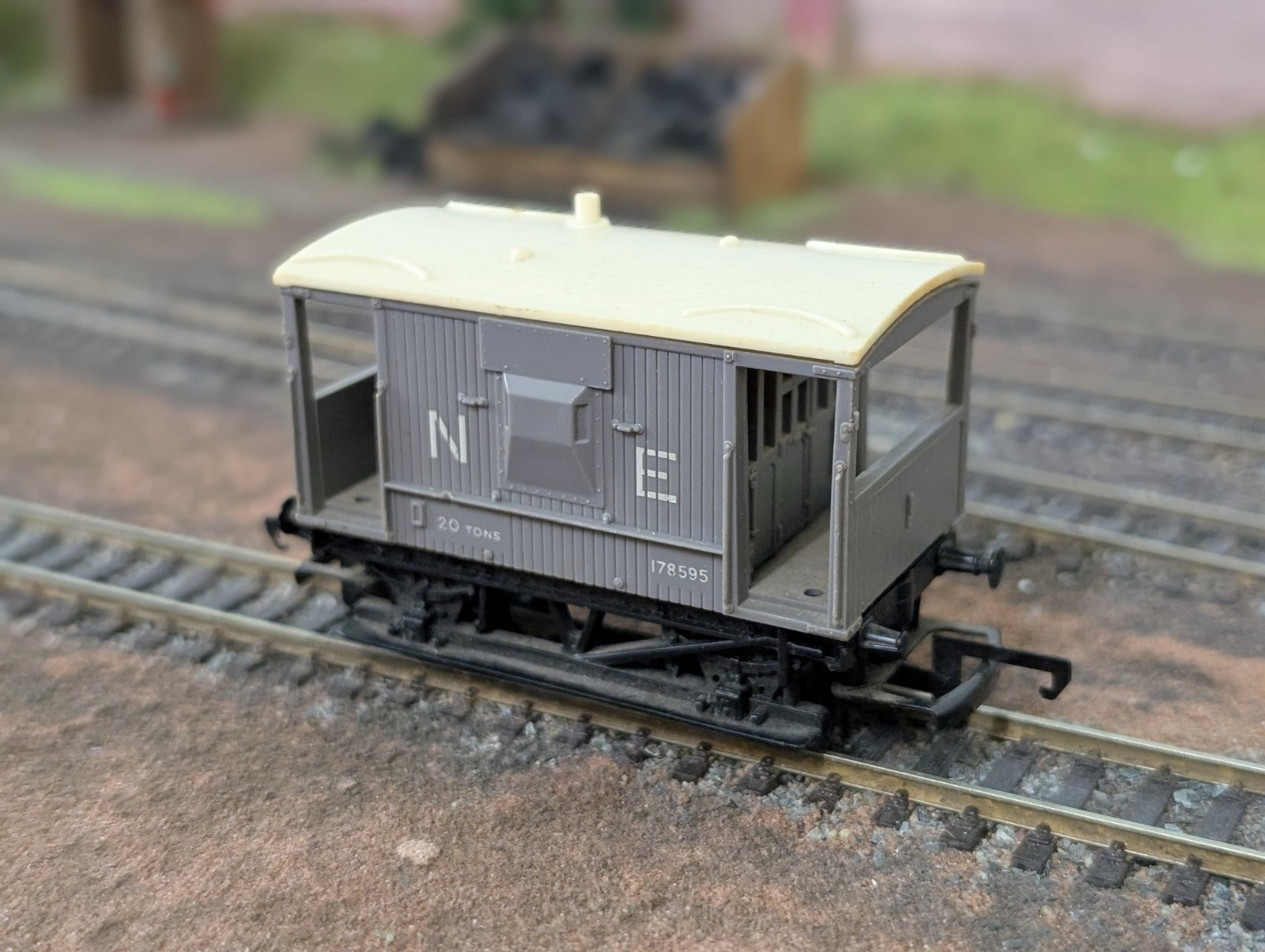 Hornby N.E. Brake Van 78595 R114 OO Gauge